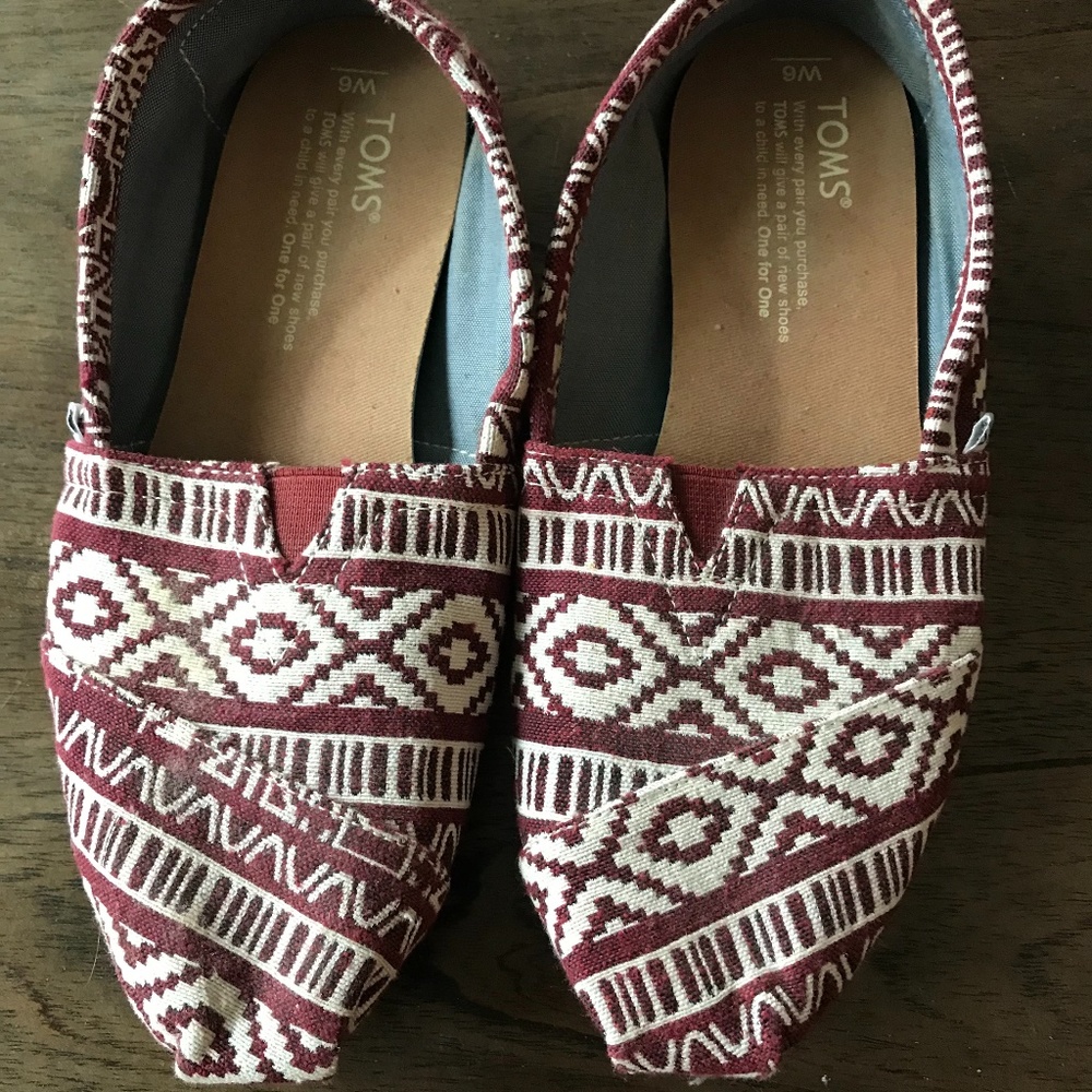Toms White/Maroon Tribal Print Shoes